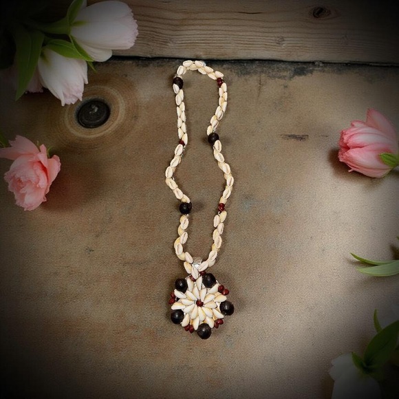 Shell Jewelry Lot, Vintage, Hawaiian, Hand Crafted, Pre-Owned, Necklaces/ Leis - Picture 6 of 9